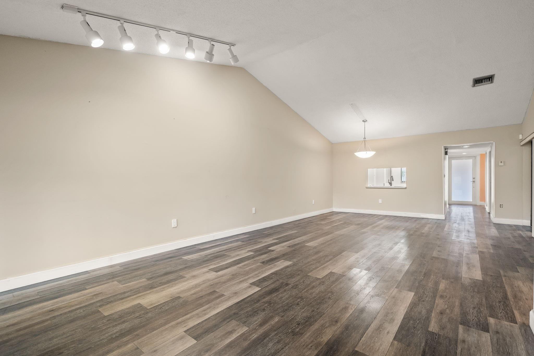 VILLAS AT BONAVENTURE IN - Residential