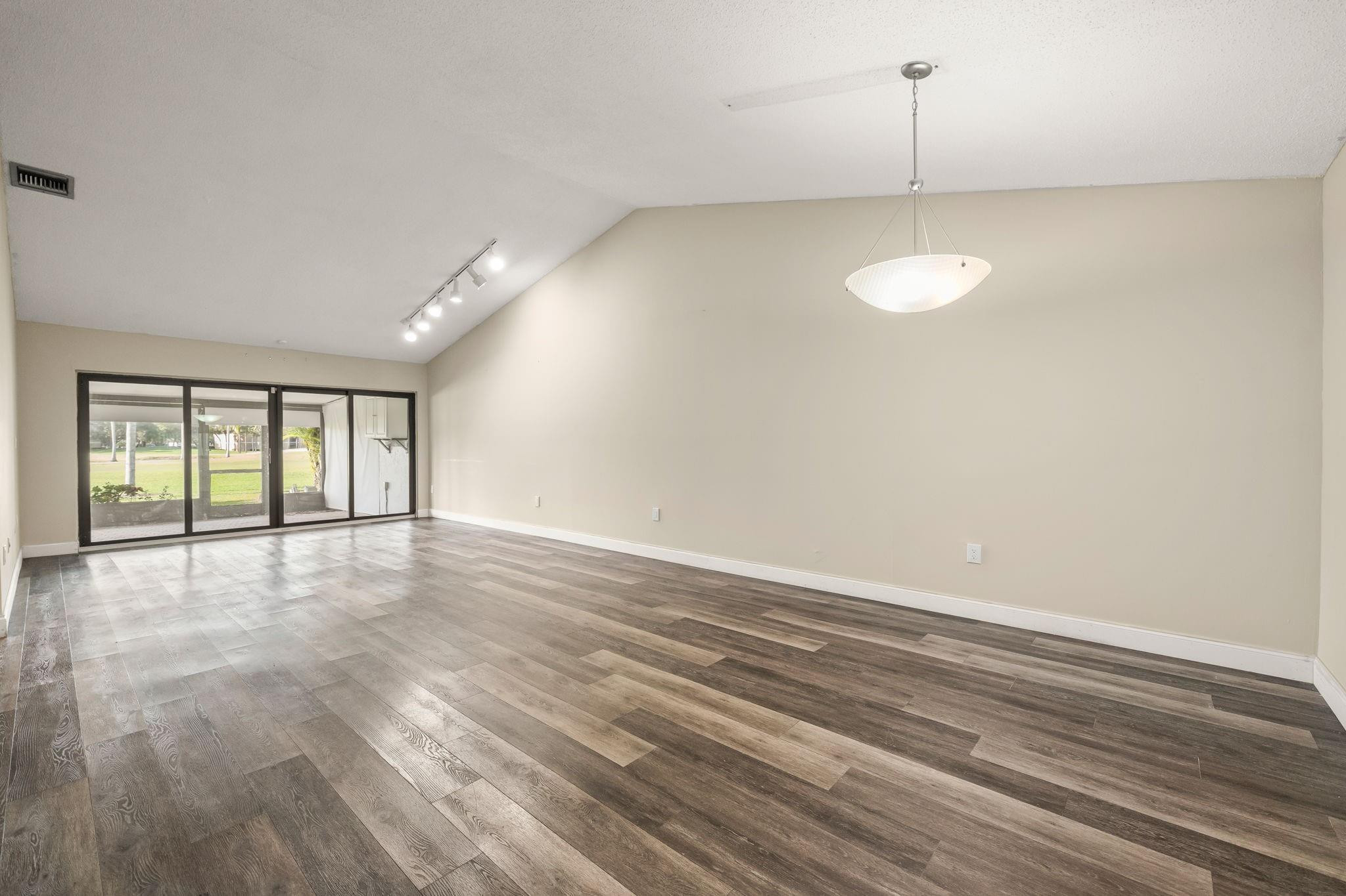 VILLAS AT BONAVENTURE IN - Residential