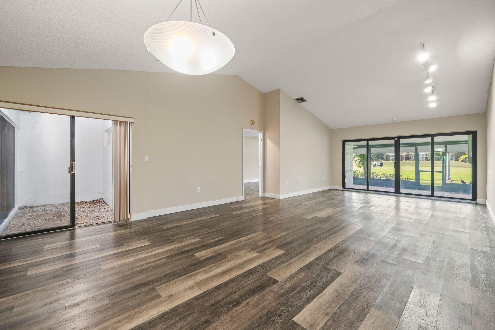 VILLAS AT BONAVENTURE IN - Residential