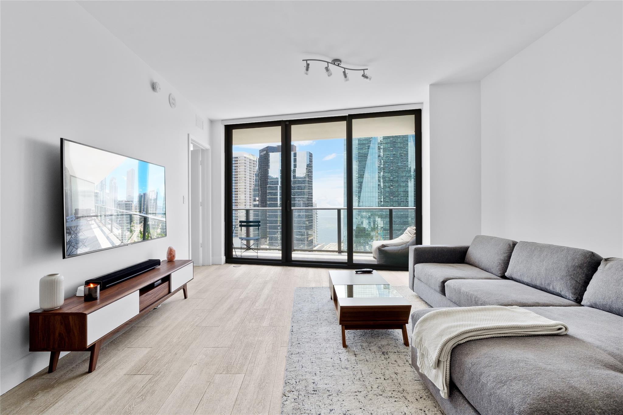 FULLY FURNISHED! 1 bed, 2 bath + converted den. Experience city living in the heart of Brickell! Enjoy the convenience of living in a spacious, centrally located unit within close proximity to Publix and Brickell City Center, where you can enjoy all the restaurants and shopping needs you may have. Indulge in the luxury amenities within the building, including a full-service gym and spa for your wellness needs. Lounge by the gym-level pool or soak up in the sun at the rooftop pool, offering breathtaking views of the Miami skyline. Convenience is a priority with an on-site restaurant, bar/lounge, 24-hour security and valet services. Don't miss the opportunity to experience luxury living in the center of Miami. Available starting October 1st.