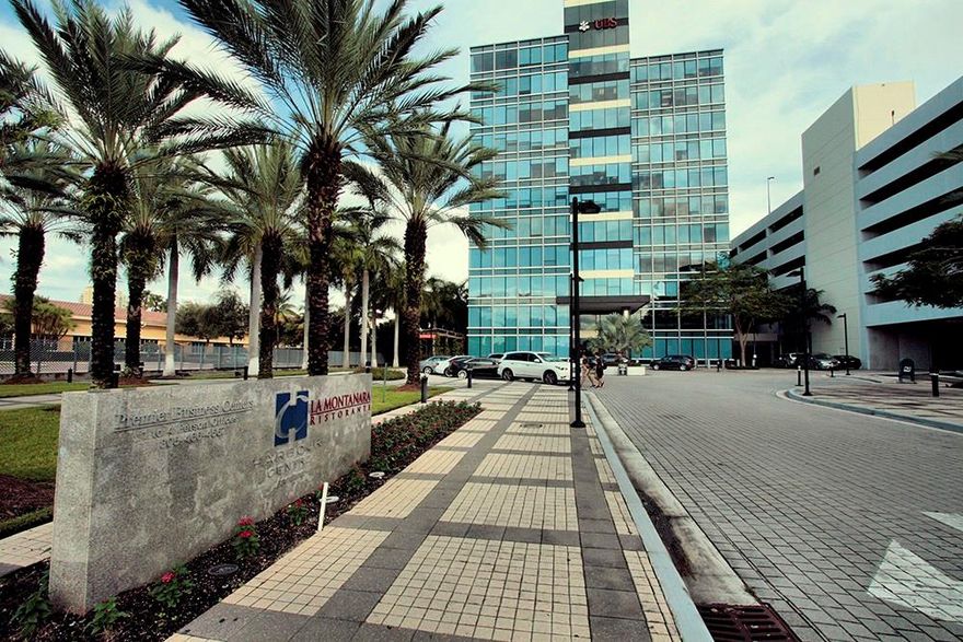 With views of Biscayne Bay and the Atlantic Ocean, as well as views of Aventura itself, the Aventura Harbour Centre is a beautiful spot for office space, conference rooms, shared office space, or a virtual office. The light traffic, and variety of shopping centers and restaurants draw a large range of businesses to Aventura, FL. And Premier Business Centers has theperfect solution for your business' office space needs in Aventura, FL.CALL OR E MAIL US TODAY FOR A SHOWING.