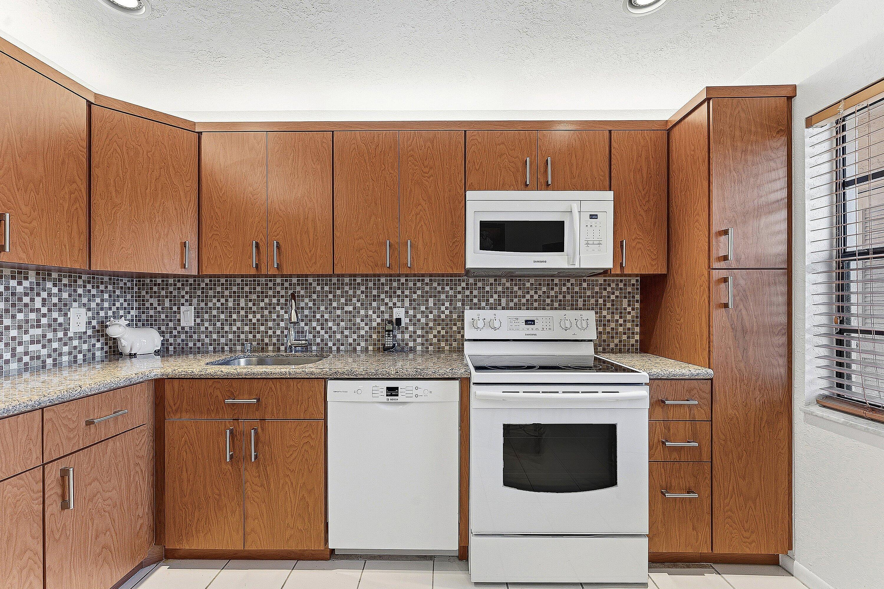 9283 VISTA DEL LAGO G