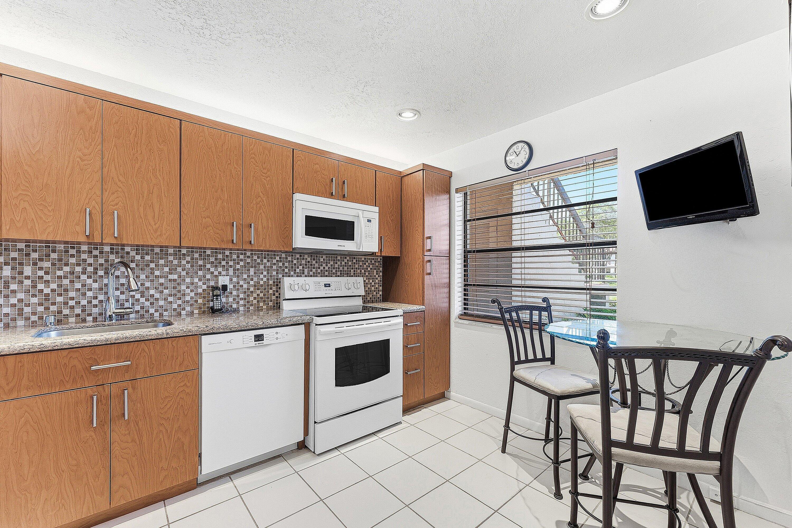 9283 VISTA DEL LAGO G