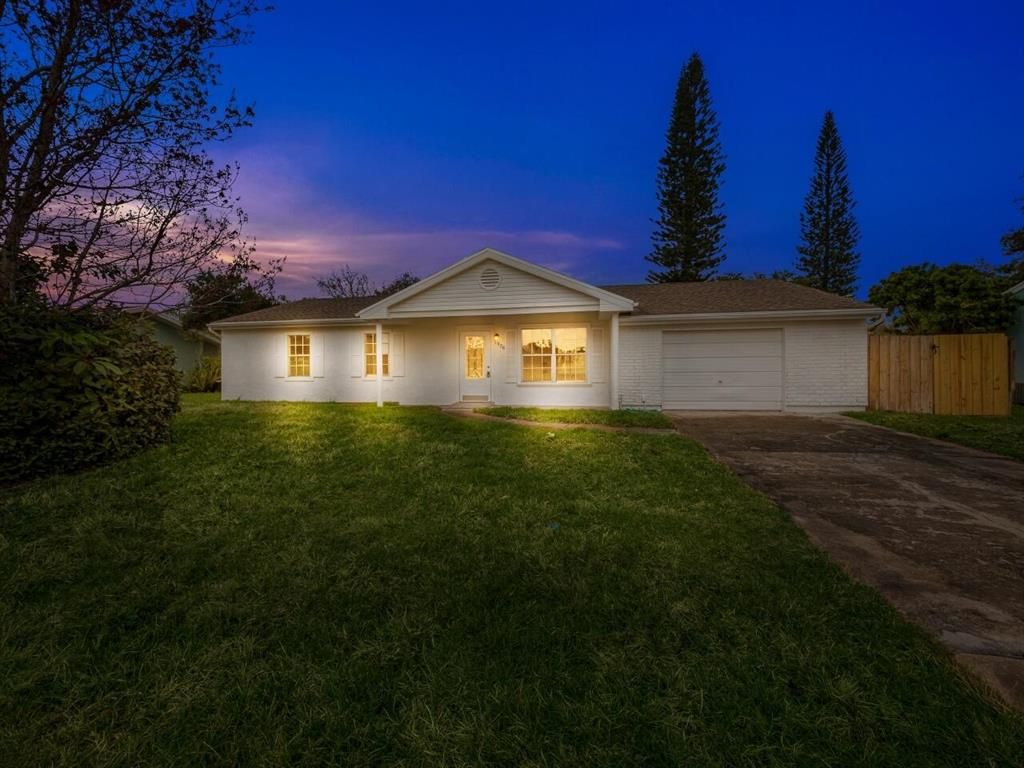 Photo of 1326 SE Buckingham Terrace, Port Saint Lucie, FL 34952 (MLS # R10776157)