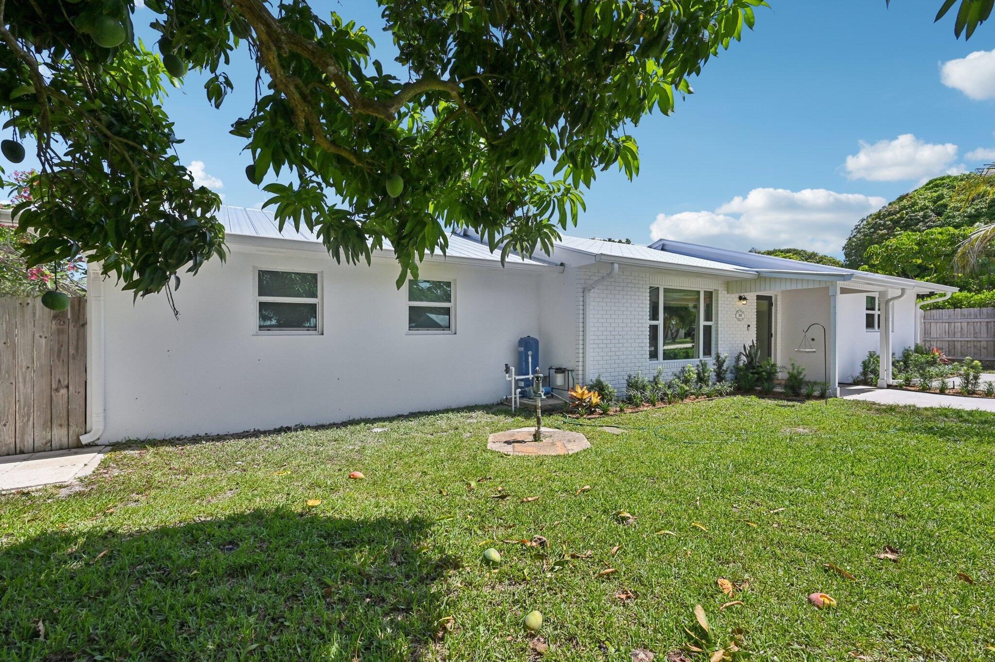 8888 SE Rigdon Way, Hobe Sound, FL, 33455/$620,000 2 8888 SE Rigdon Way