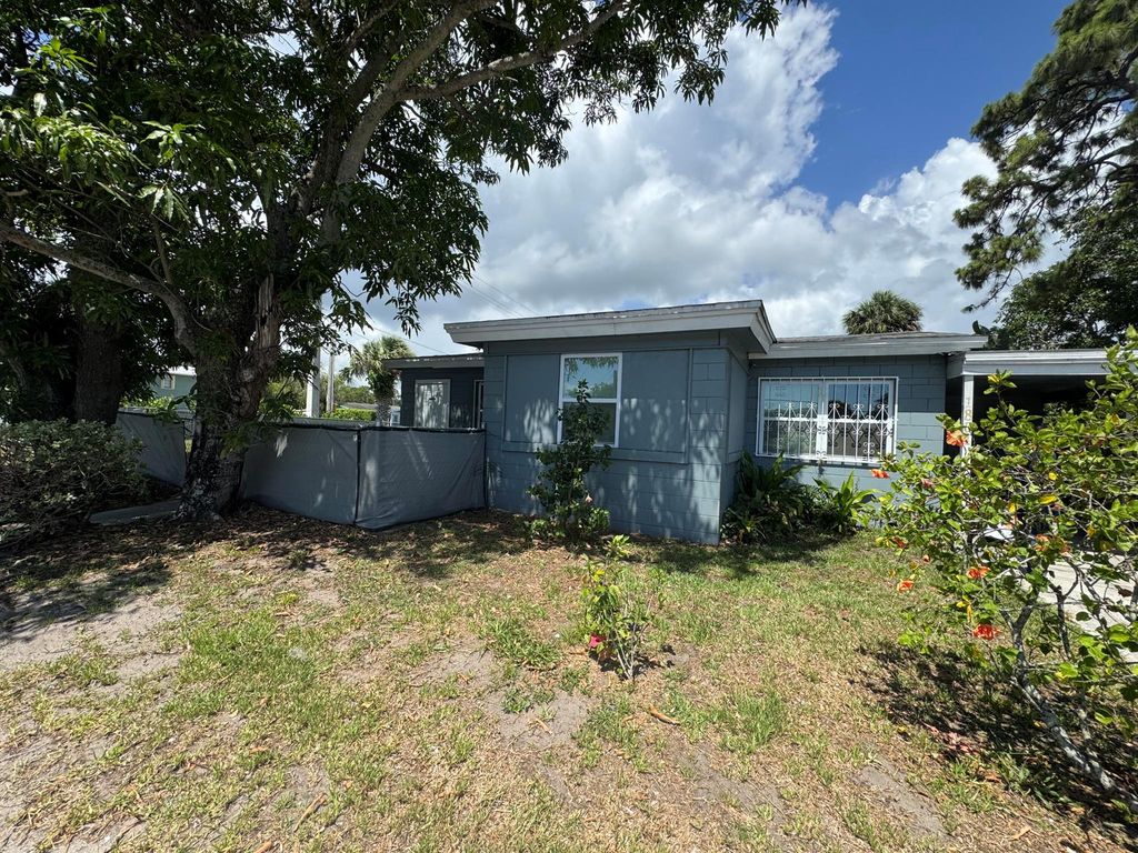 Photo of 1801 N 25th Street, Fort Pierce, FL 34947 (MLS # R11100397)