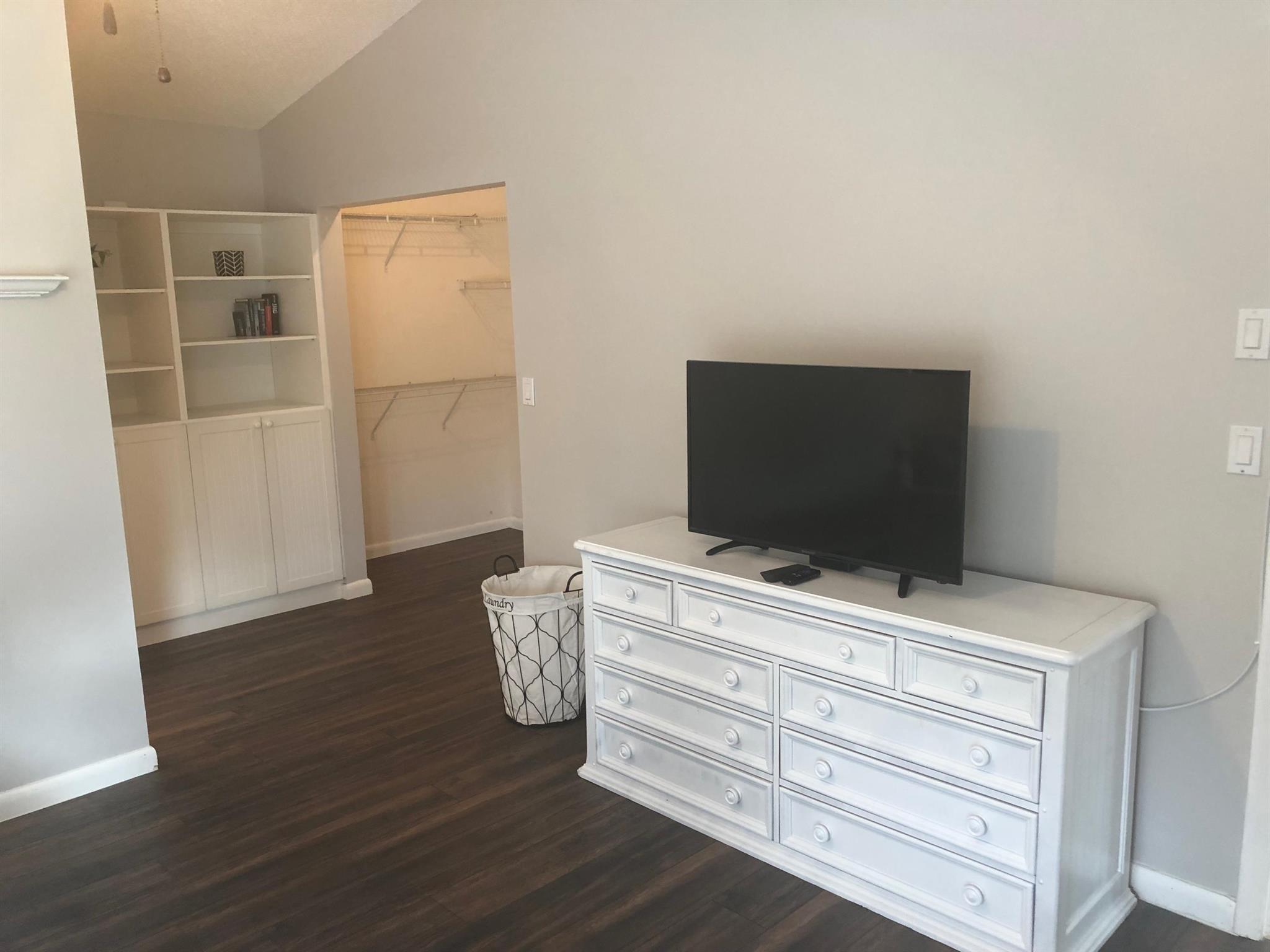 BEDFORD MEWS AT WELLINGTO - Residential Lease