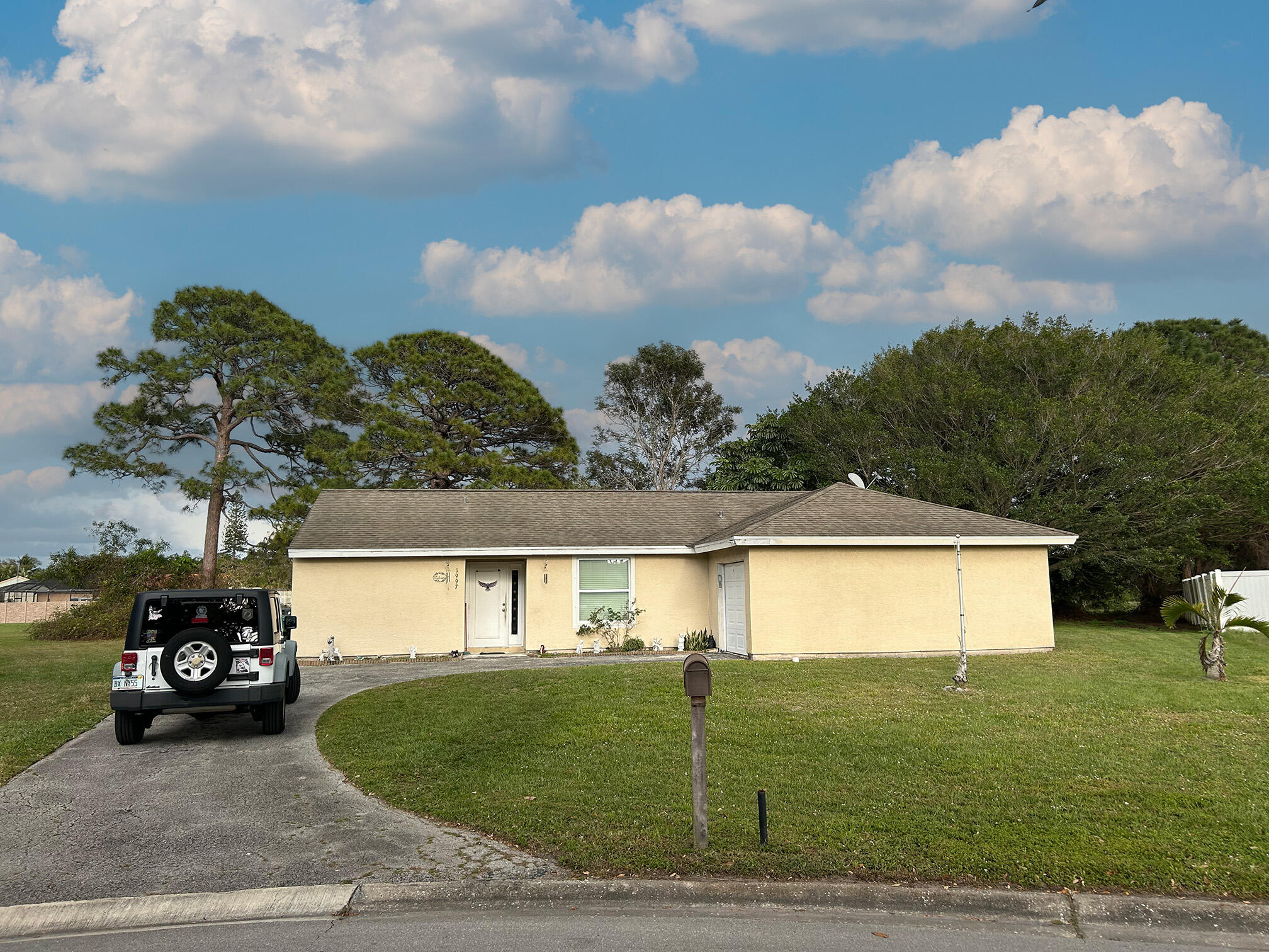 Great home and opportunity located in beautiful Morningside area. Major renovations in 2015-2017. Roof 2017. This home is perfect for someone looking for a cozy place in a cozy cul-de-sac. currently rented until August 2025.