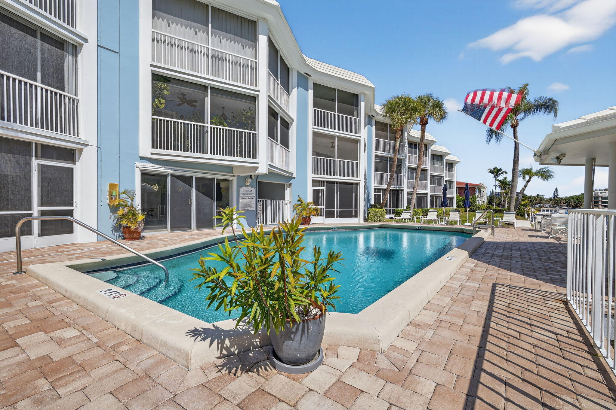 HARBOUR EAST HOUSE CONDO - Residential