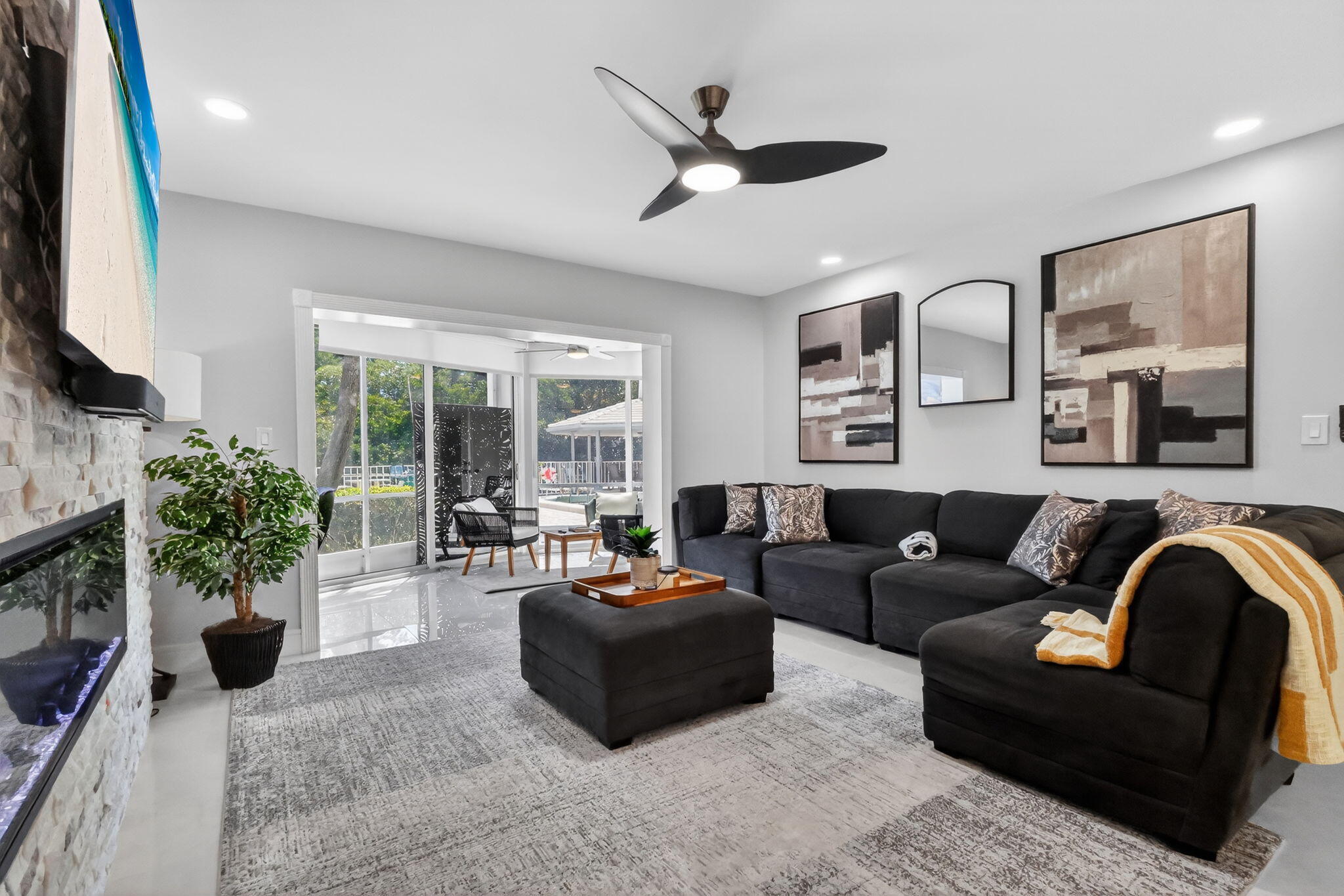 HARBOUR EAST HOUSE CONDO - Residential