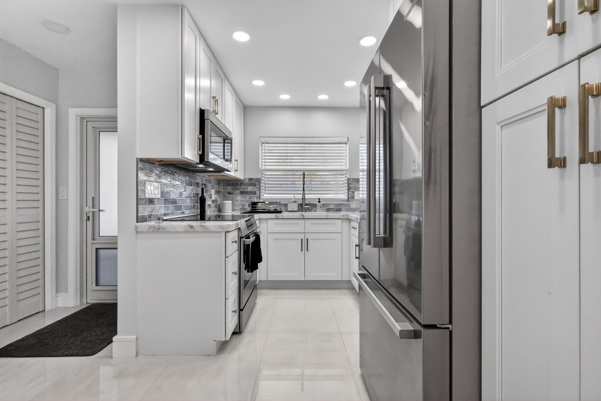 HARBOUR EAST HOUSE CONDO - Residential