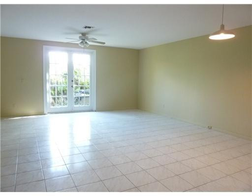 TOWNHOMES OF CAPRI ISLES - Residential