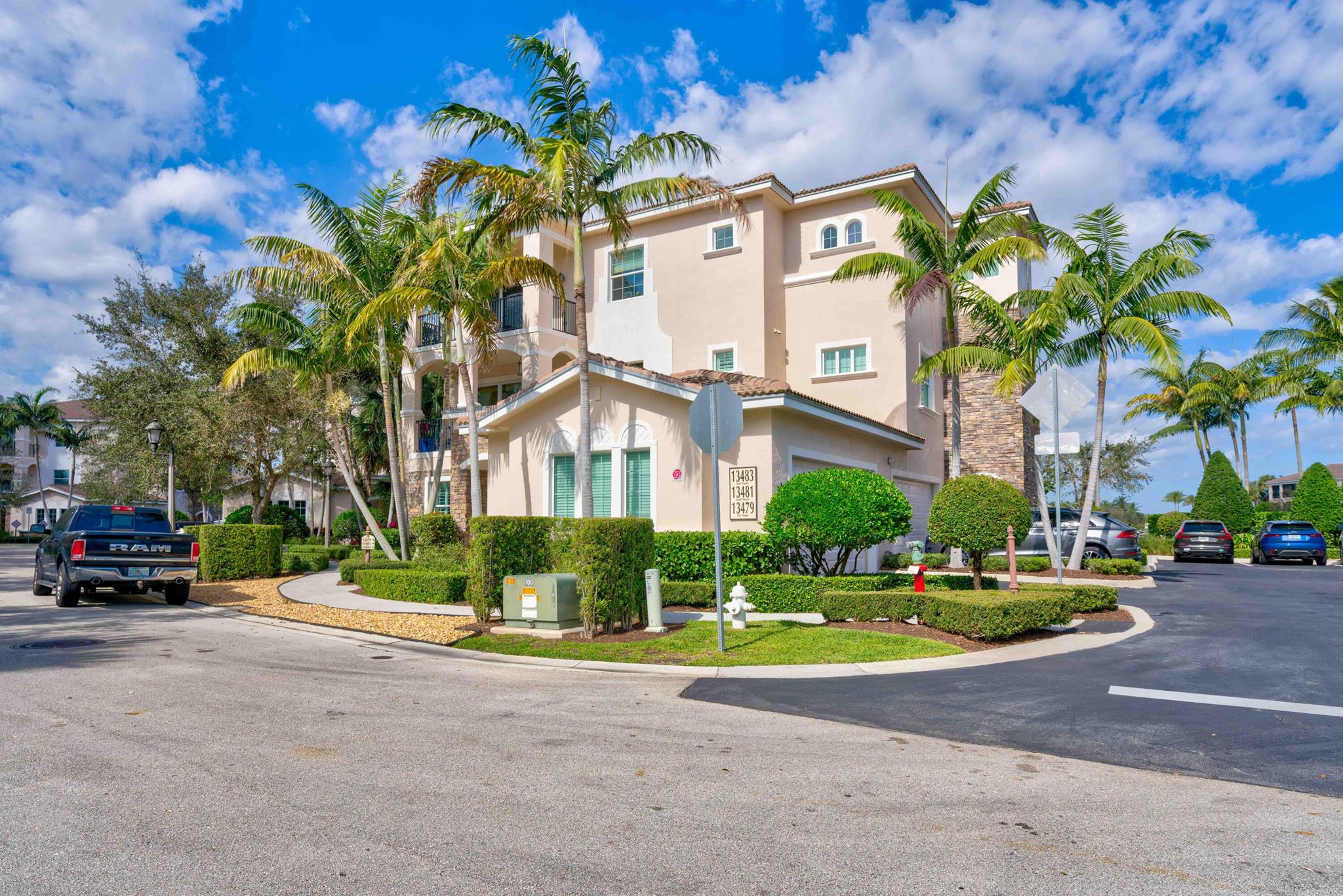 CARRIAGE HOMES AT FRENCHM - Residential