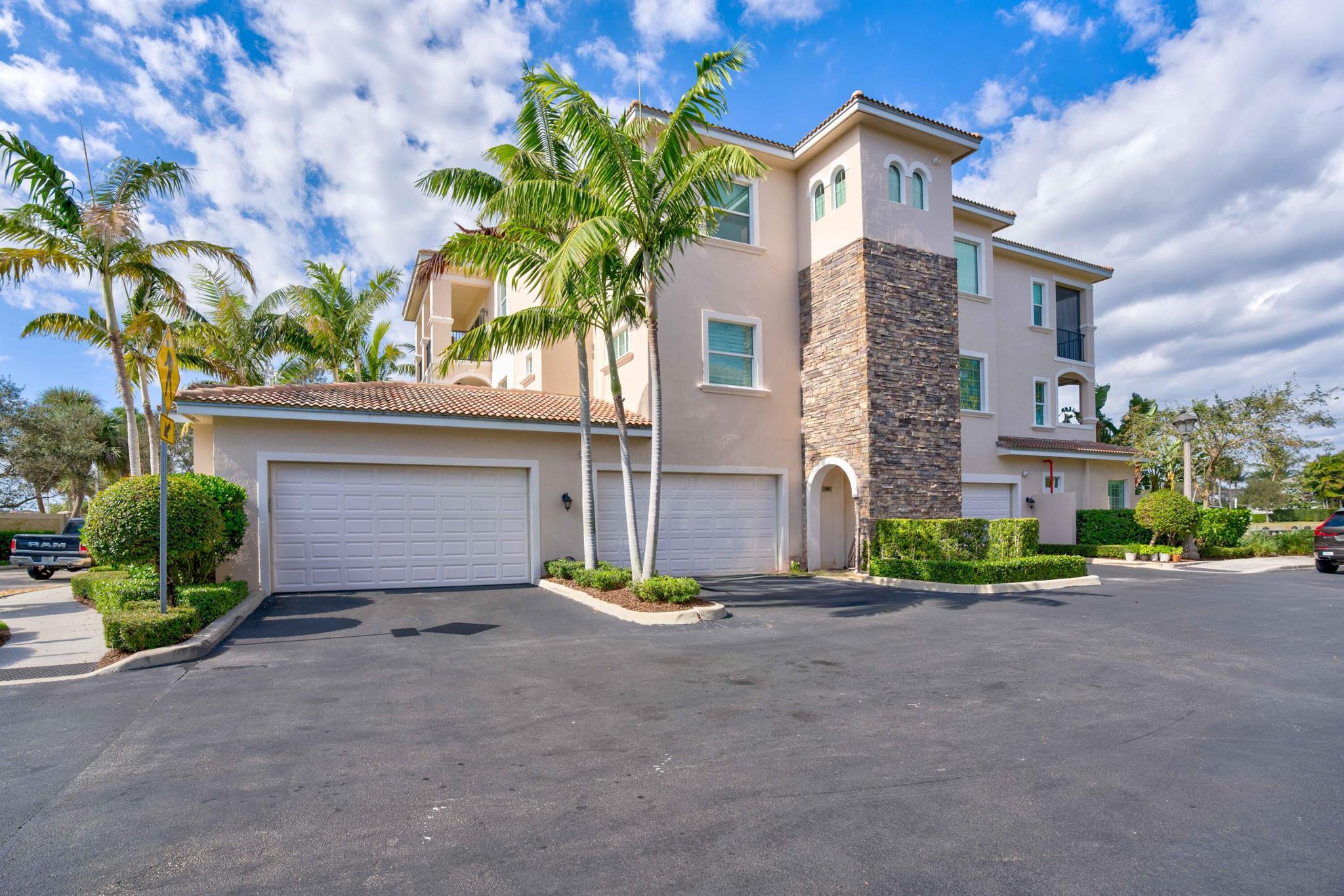 CARRIAGE HOMES AT FRENCHM - Residential