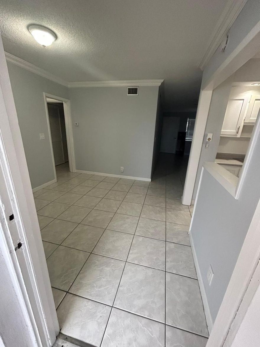 55 PLUS COMMUNITY VERY NICE 1 BDRM 1 BATH CONDO CENTRALLY LOCATED IN THE HEART OF BROWARD COUNTY CLOSE TO SHOPPING HURRICANE PROTECTOR FOR WINDOWS DO NOT CARPET ANYWHERE QUICK APPROVAL FOR TENANTS WITH GOOD RECORD