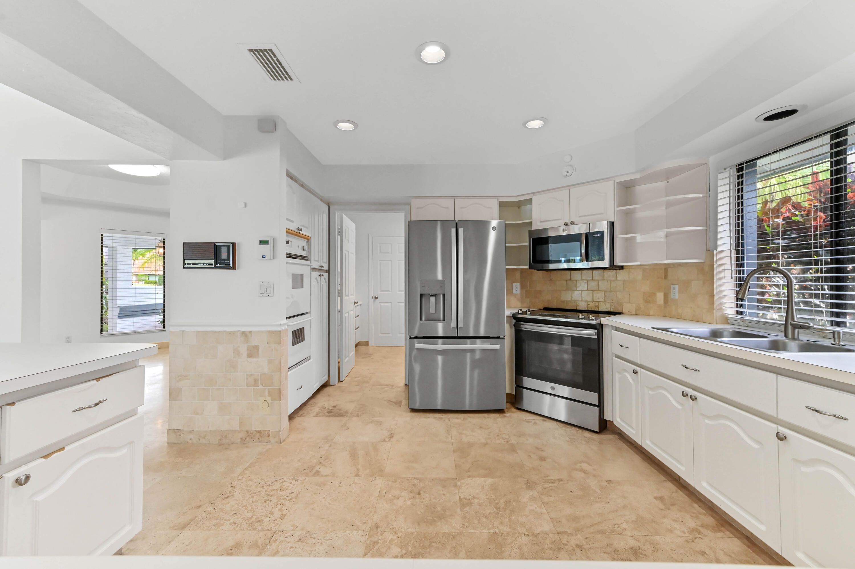 PINEWOOD MANOR OF WELLINGTON - Residential Lease