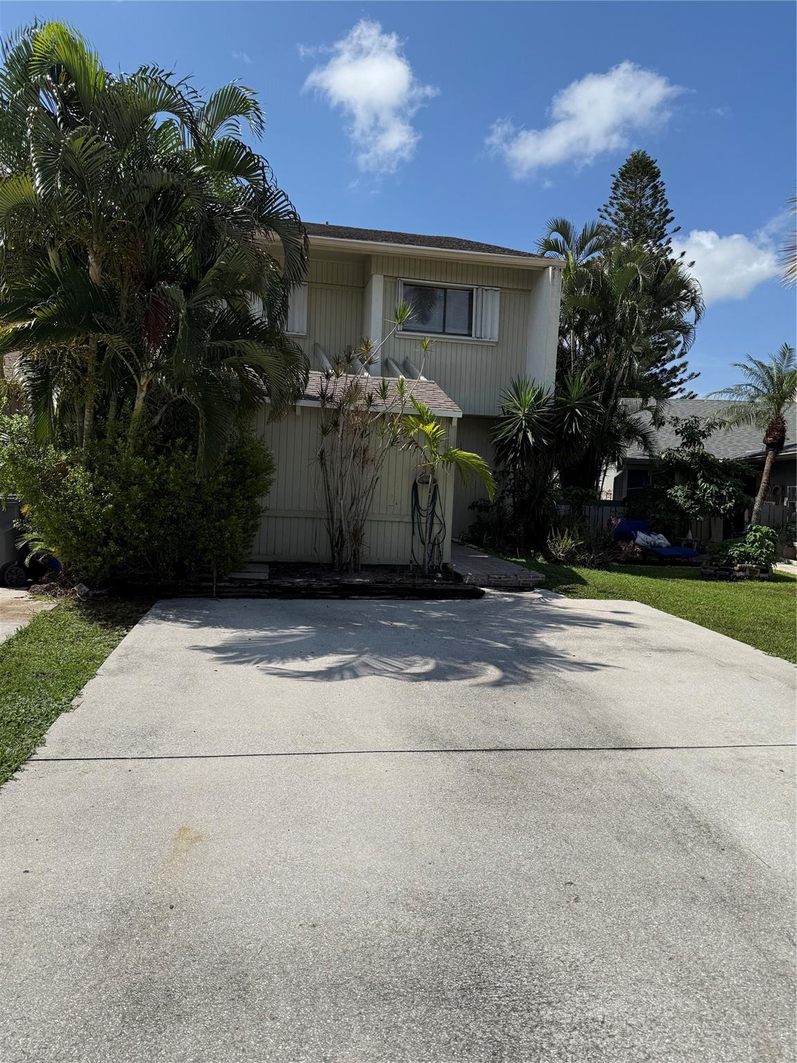 BUYERS, Come check out this beautiful townhouse located in the heart of wellington!! great school ratings. near by polo club, retail stores mall , and much more. its is 3bedrooms 2 baths and half, balcony in the master bedroom. large screened porch , fruit trees on back yard.