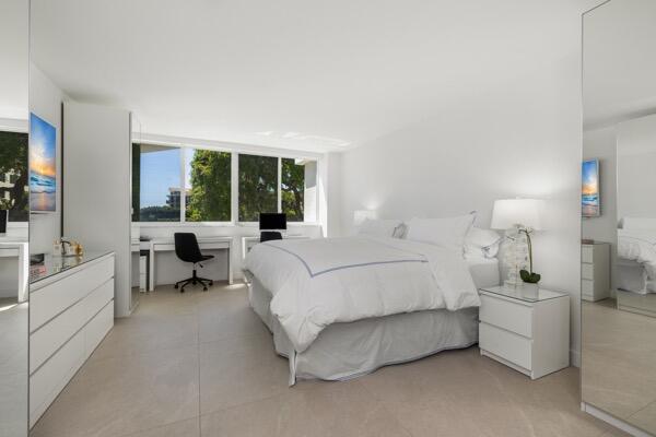 CARLYLE HOUSE CONDO - Residential