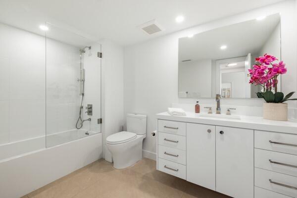 CARLYLE HOUSE CONDO - Residential