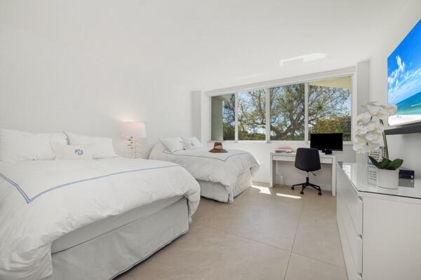 CARLYLE HOUSE CONDO - Residential