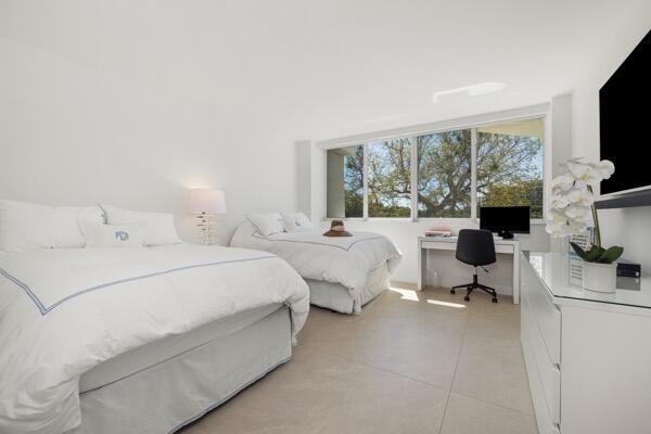 CARLYLE HOUSE CONDO - Residential