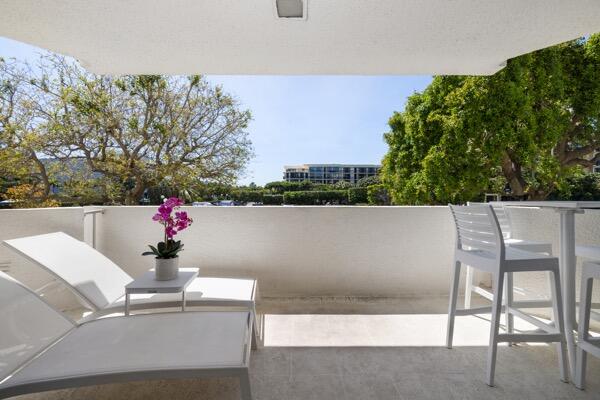 CARLYLE HOUSE CONDO - Residential