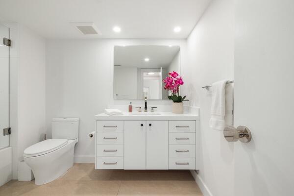 CARLYLE HOUSE CONDO - Residential