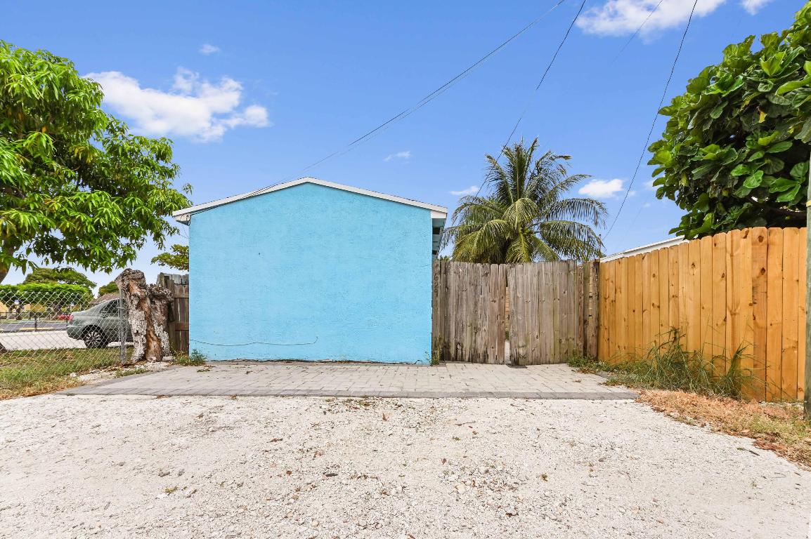 LAKE WORTH TOWN - Residential Income