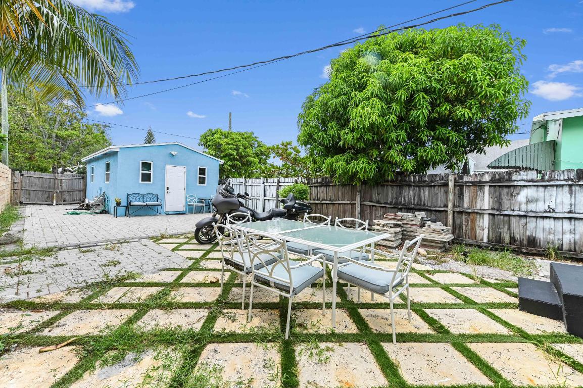 LAKE WORTH TOWN - Residential Income