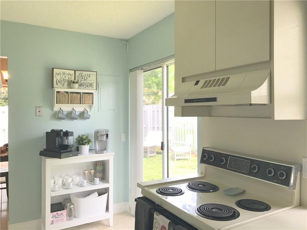 VILLAGE HOMES COUNTRY ISL - Residential