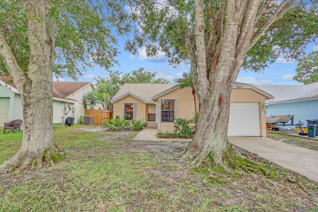 Photo of 1224 Arapaho Street, Jupiter, FL 33458 (MLS # R11003973)