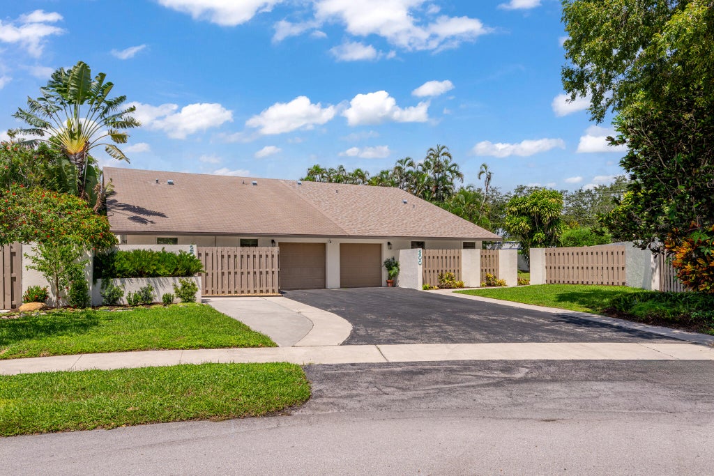 Photo of 200 SW 29th Avenue, Delray Beach, FL 33445 (MLS # B26079995)