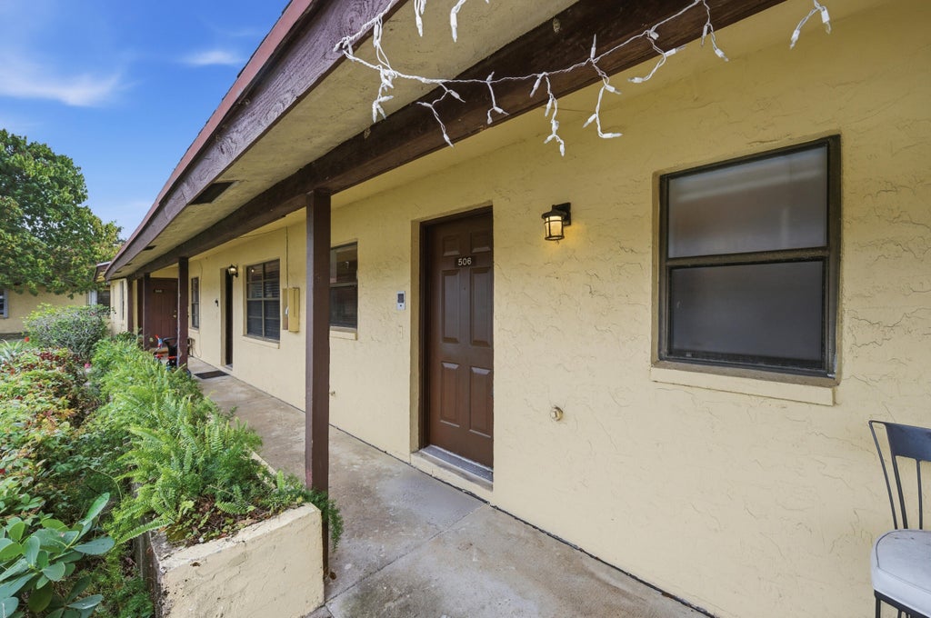 Photo of 506 GLENWOOD Drive, West Palm Beach, FL 33415 (MLS # B26066554)