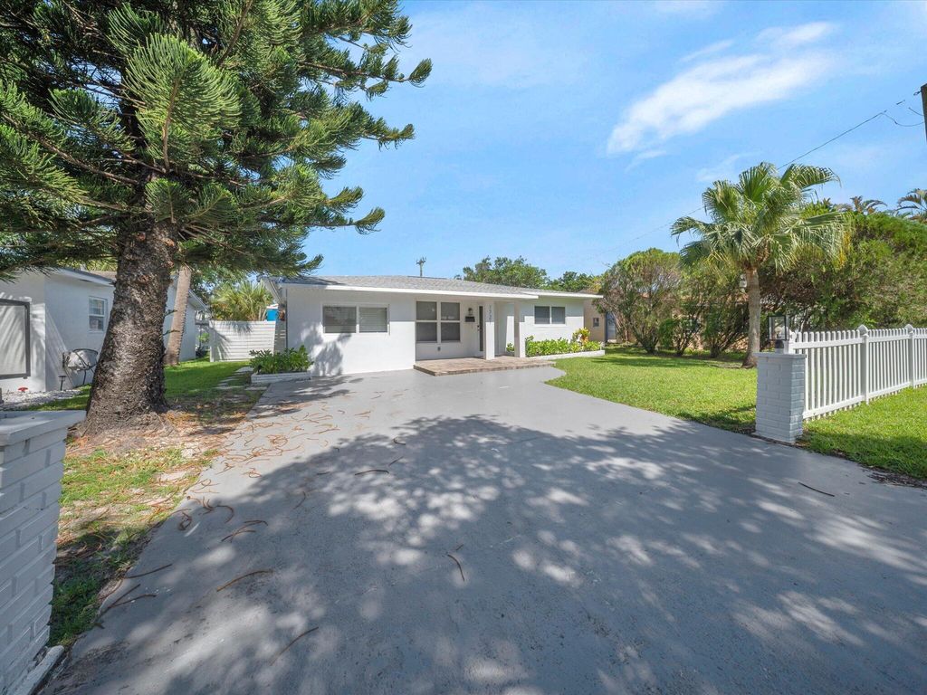 Photo of 1721 N 16th Court, Hollywood, FL 33020 (MLS # B26026237)