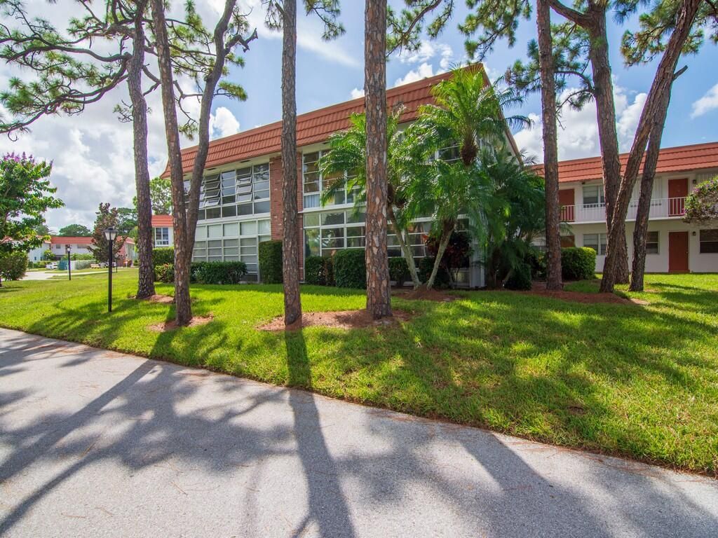 Photo of 2600 SE Ocean Boulevard Blvd #Y-9, Stuart, FL 34996 (MLS # R10827212)