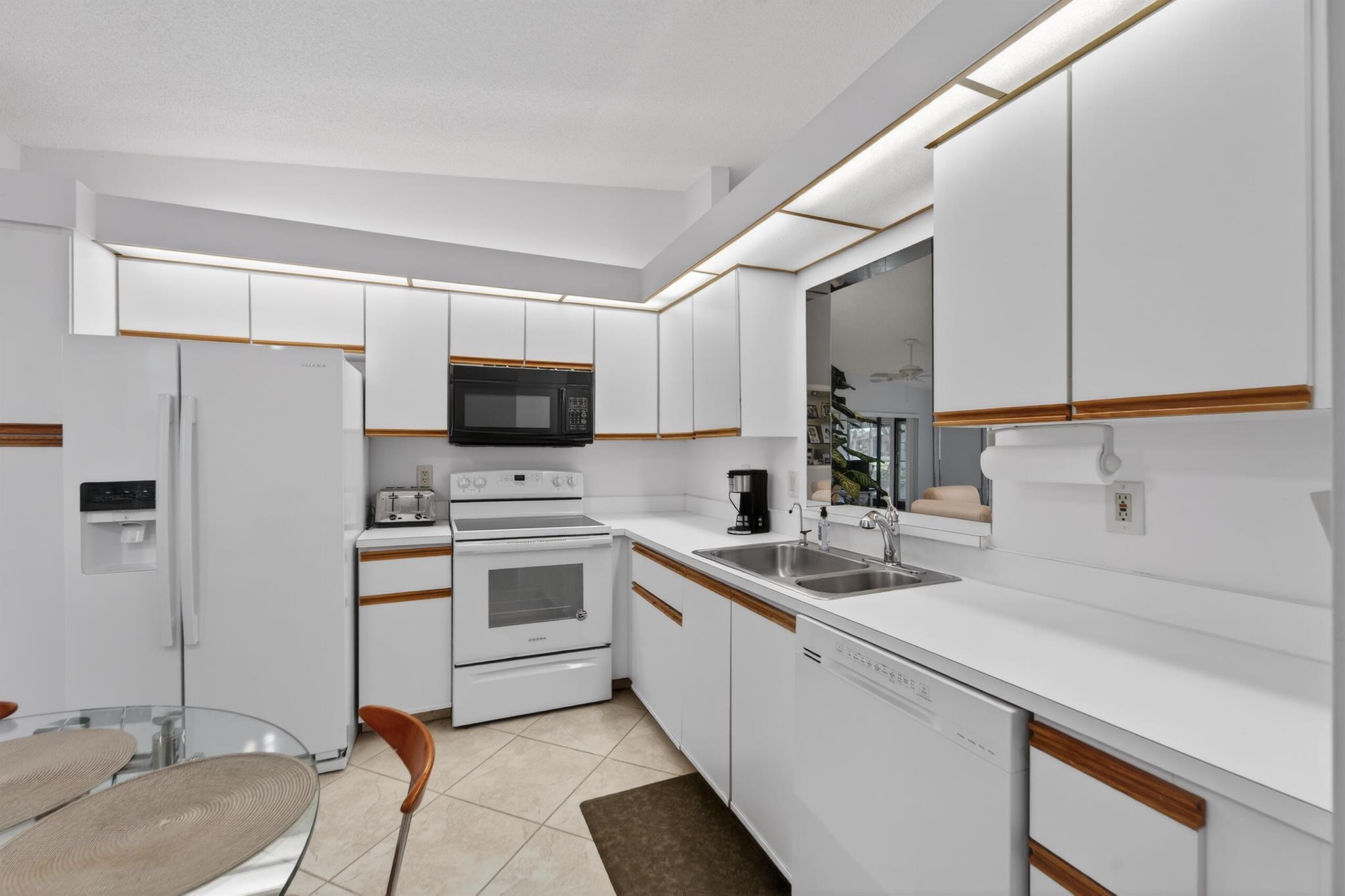 HUNTINGTON POINTE - Residential Lease