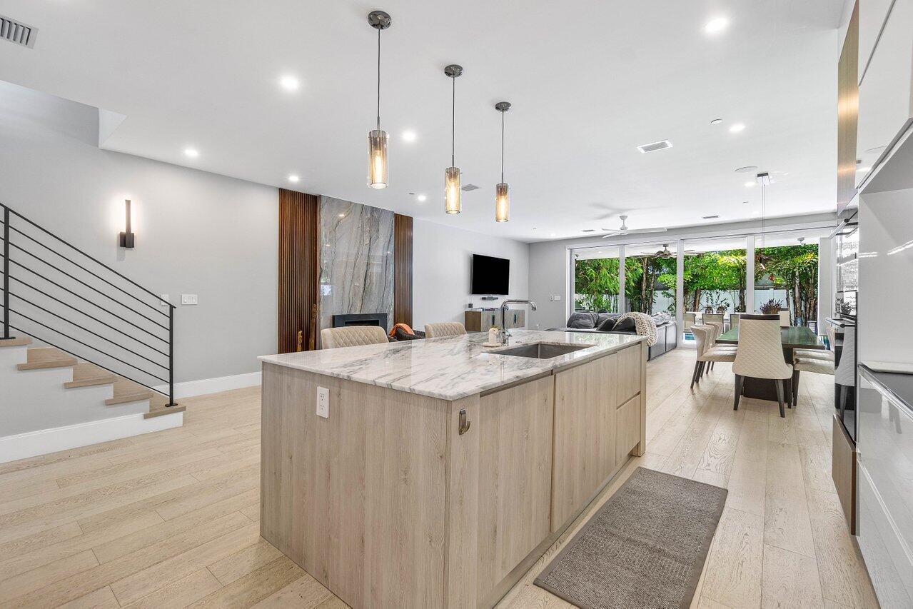 1200 Palm Trail B