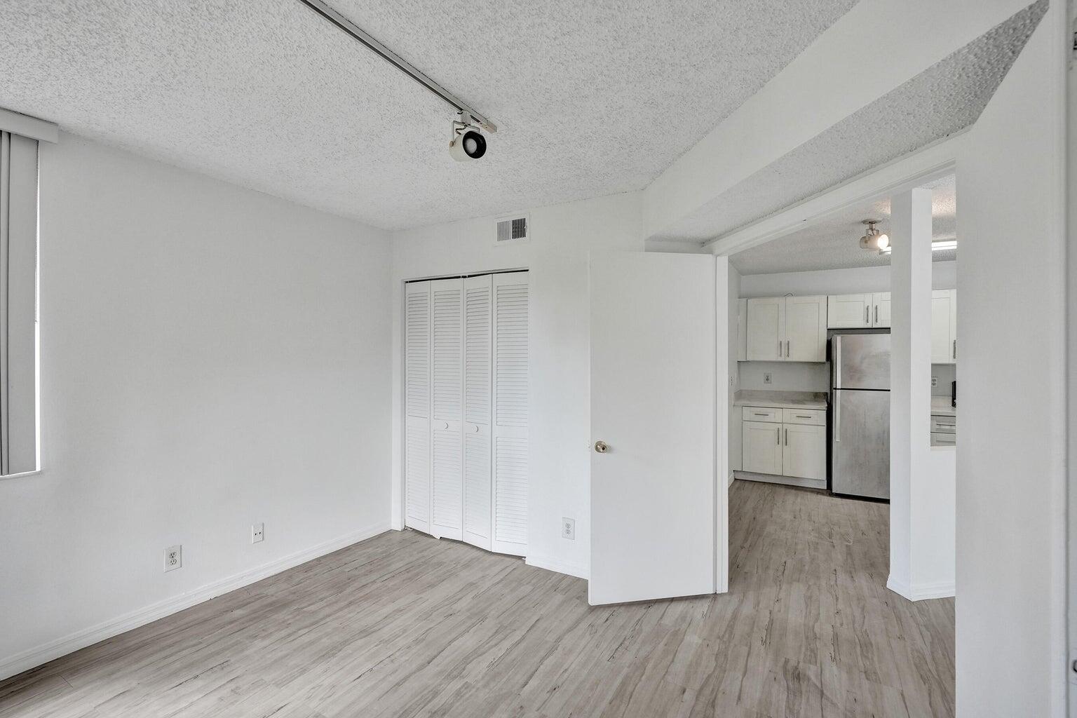 WINDWARD LAKES - Residential