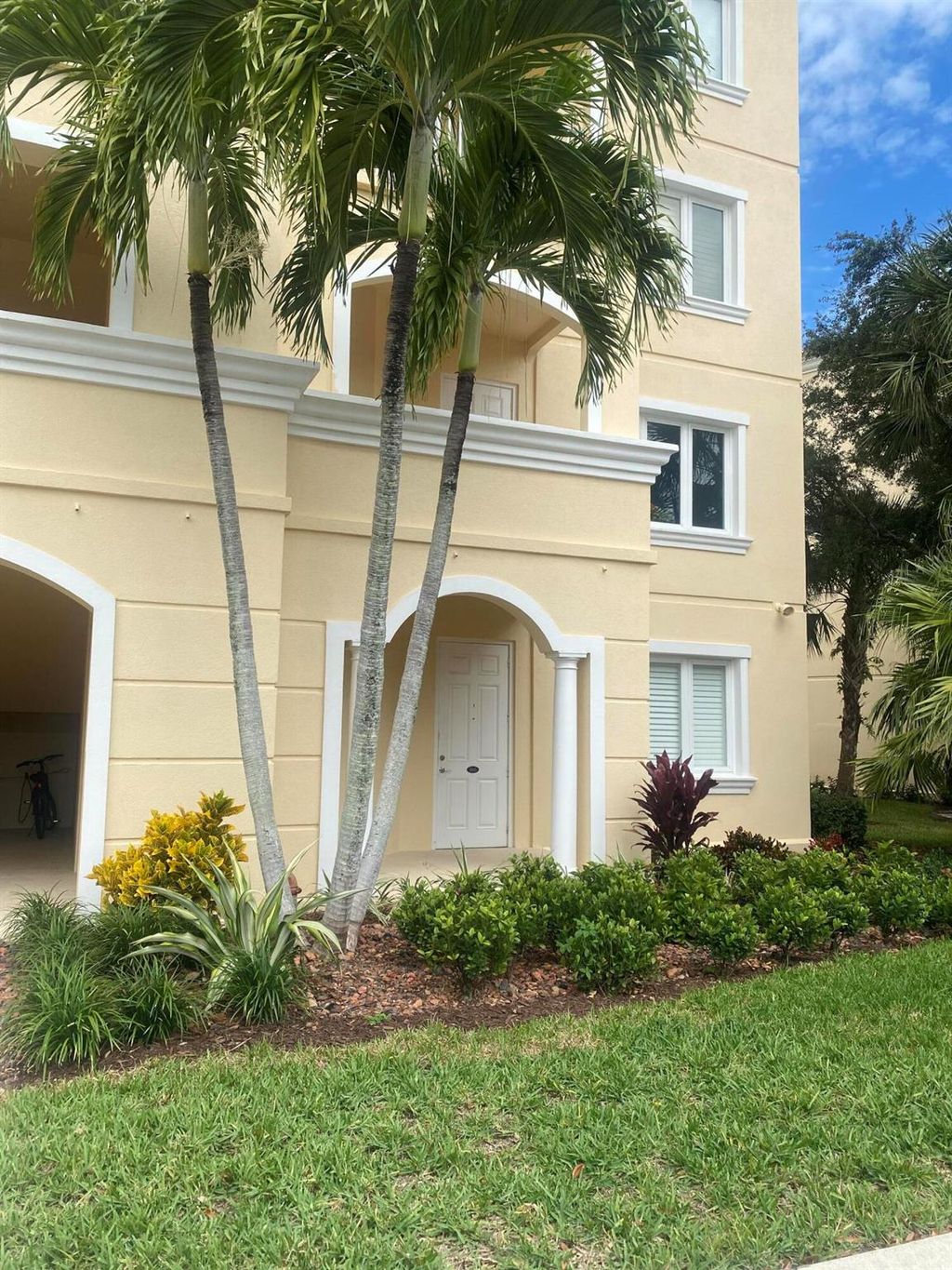 Photo of 14 Harbour Isle Drive W #106, Fort Pierce, FL 34949 (MLS # R11142884)