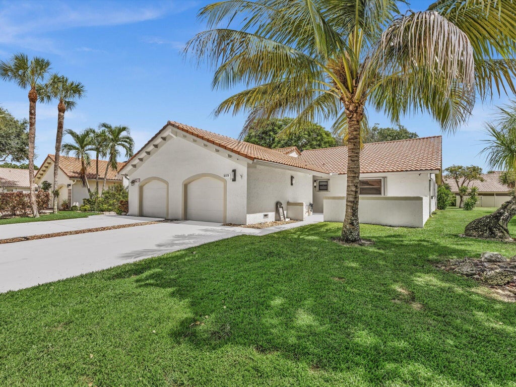 Photo of 21578 Altamira Avenue, Boca Raton, FL 33433 (MLS # B26076524)