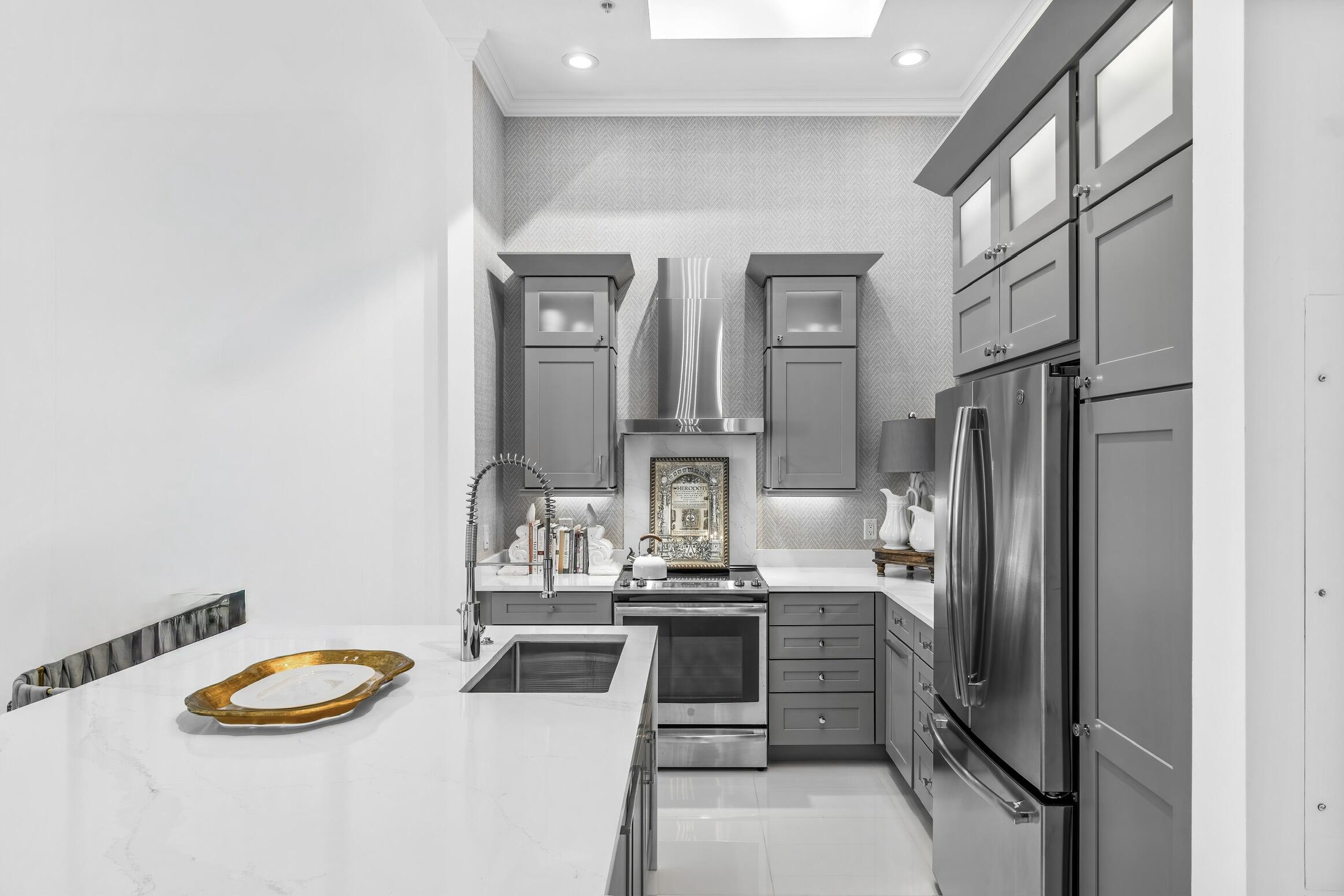 701 S Olive Avenue 503