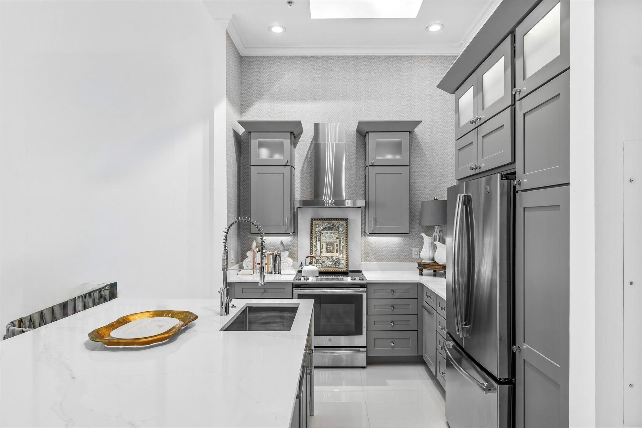 701 S Olive Avenue 503