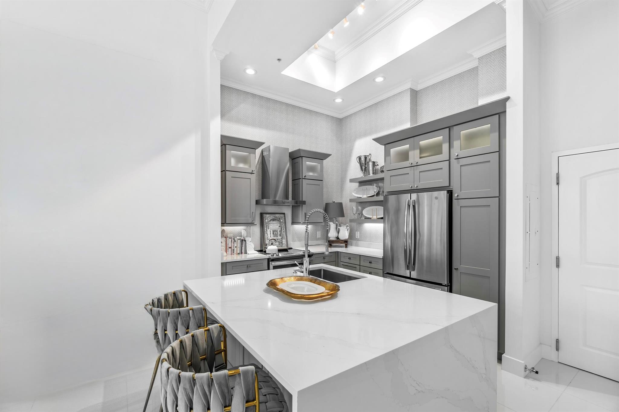 701 S Olive Avenue 503