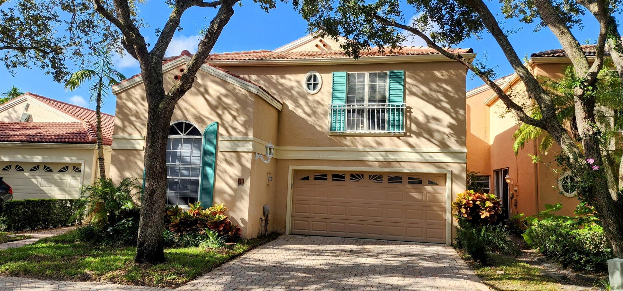 Absolutely stunning home in the charming Mediterranean village of Villa D'Este in PGA National. This beautifully remodeled home features a new kitchen, new baths, flooring, window treatments, appliances, and has been freshly painted. Enjoy your Florida evenings in the beautiful courtyard while being close to the shops and restaurants that make Palm Beach Gardens so special. The home has a wonderful layout with the primary bedroom downstairs and the guest bedroom upstairs. THIS IS A FURNISHED, SHORT-TERM RENTAL