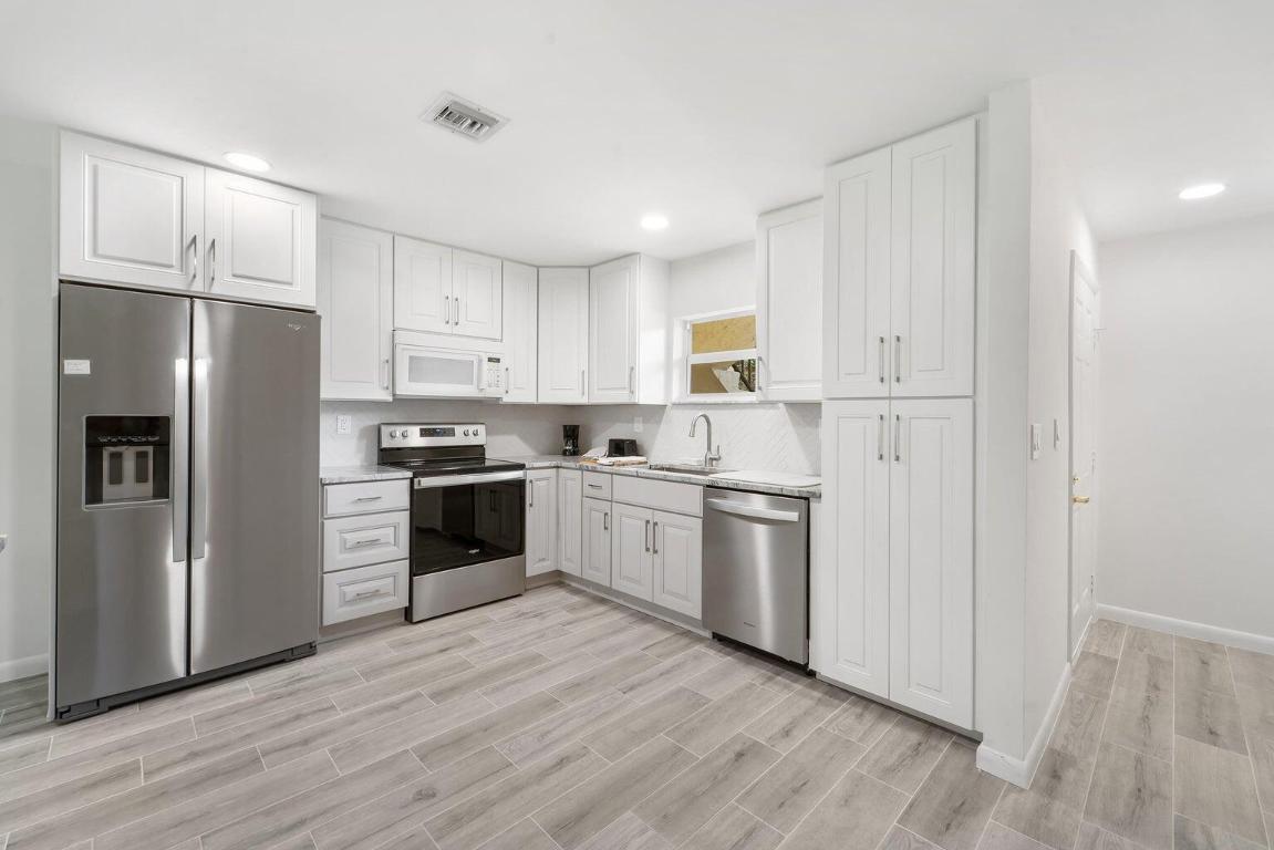 VILLAS ON THE GREEN CONDO - Residential Lease