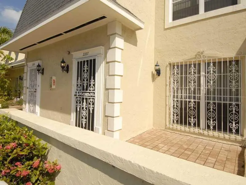 2207 NE 7 St Unit 16  