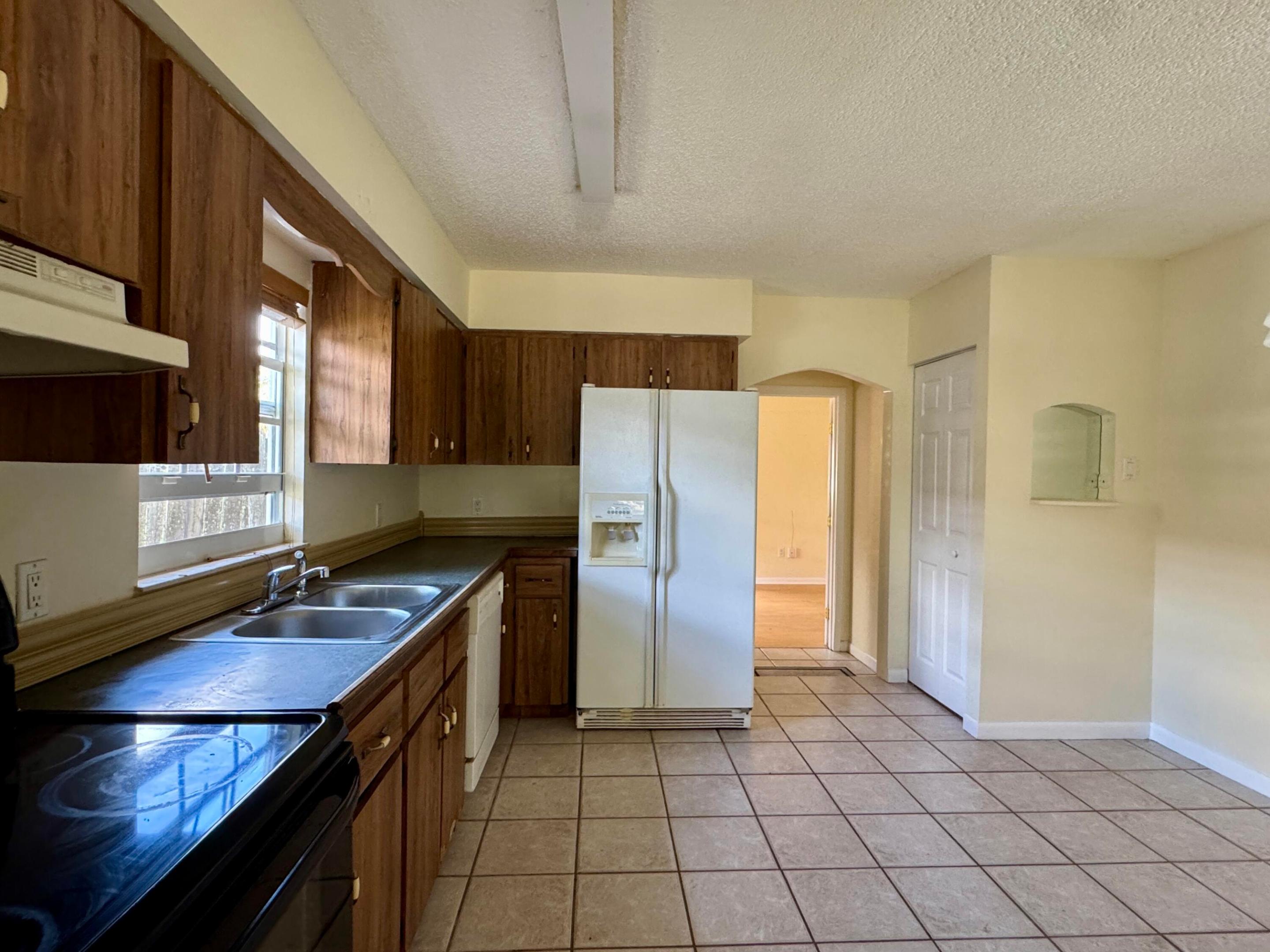 DIXIE HEIGHTS UNIT NO 1 - Residential Lease