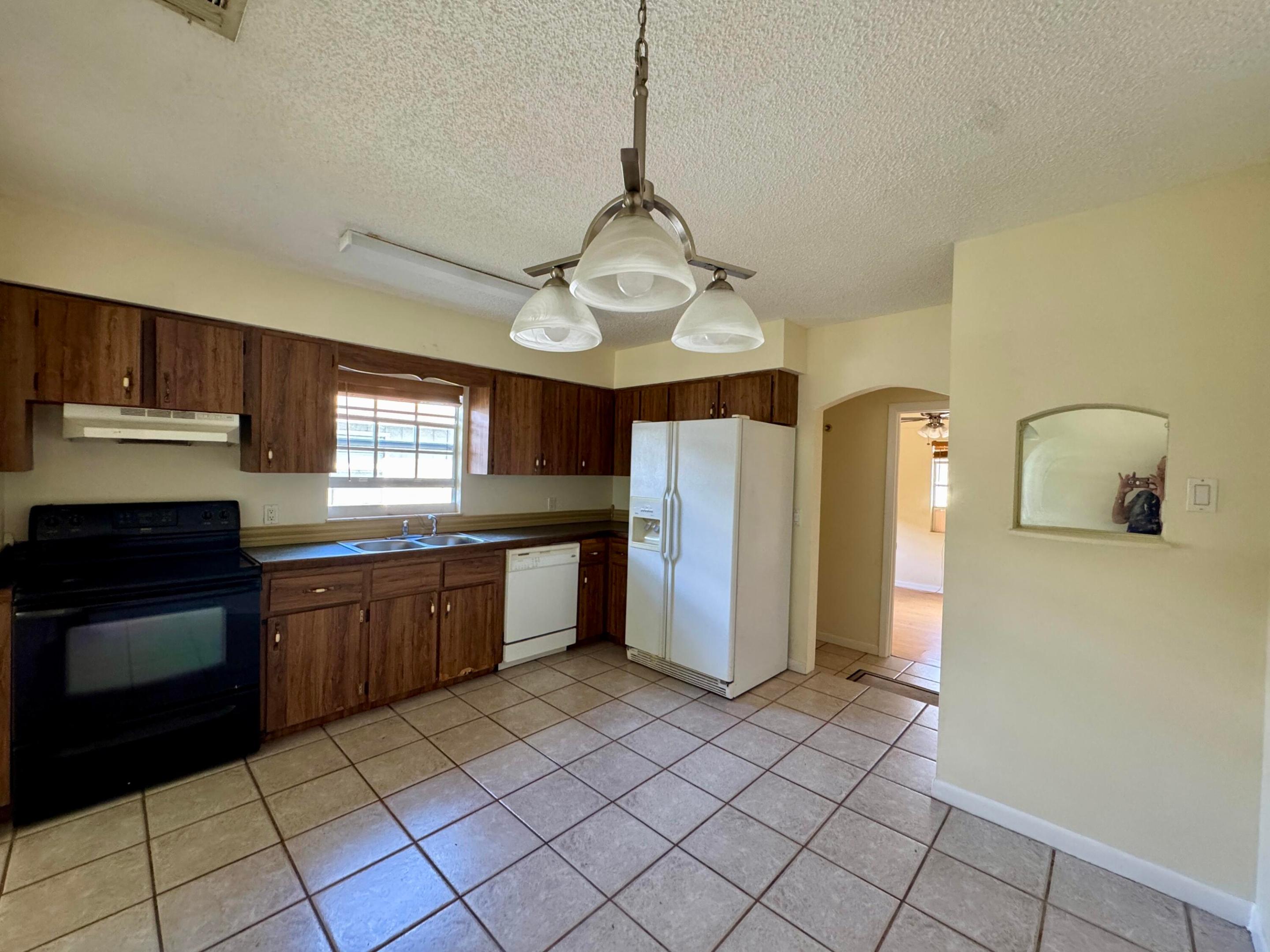 DIXIE HEIGHTS UNIT NO 1 - Residential Lease