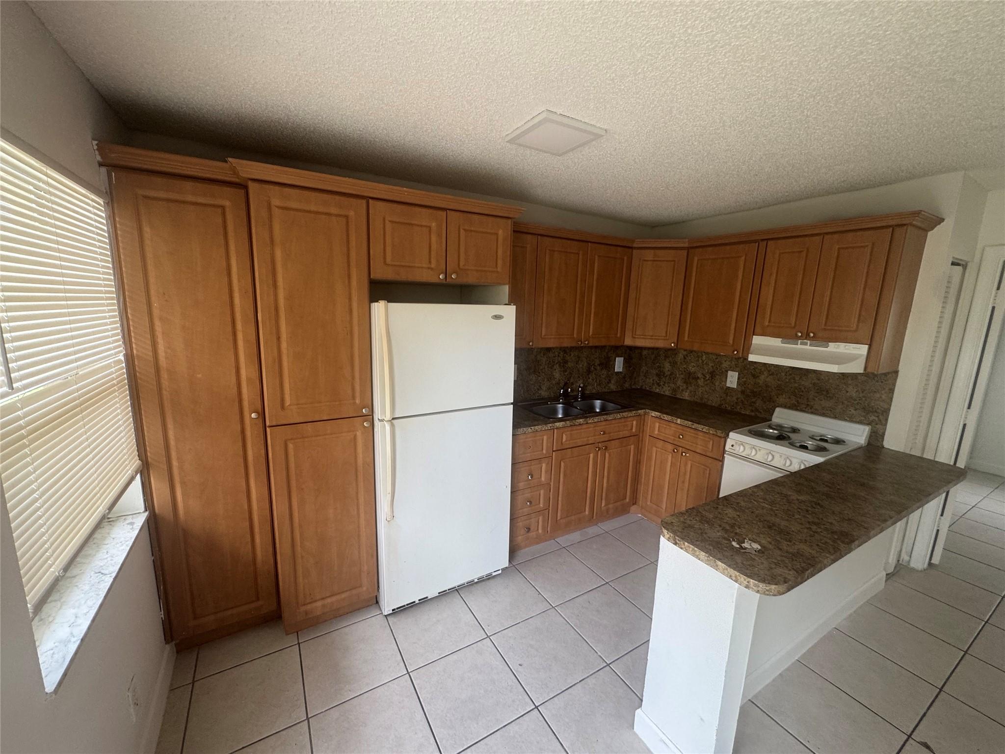 VILLAGE PARK AT OAKLAND C - Residential Lease