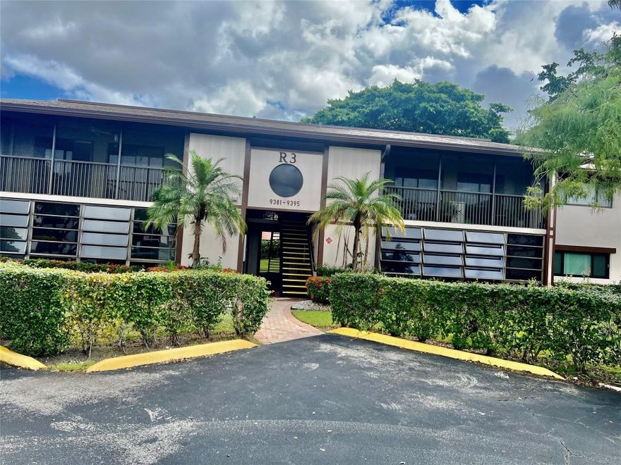 MOVE RIGHT IN TO THIS TOTALLY REMODELED SPACIOUS CONVERTIBLE 2/2, SHOWS AS A ONE BEDROOM 2 BATH FEATURING GRANITE CONTERTOPS, CUSTOM WOOD CABINETRY AND BRAND NEW STAINESS STEEL APPLIANCES.  NEW LAMINATE WOOD FLOORING IN LIVING ROOM, FAMILY ROOM AND BEDROOM.  UNIT WAS JUST PAINTED.  FULL SIZE WASHER AND DRYER IN LARGE LAUNDRY ROOM ON PATIO.  ALL NEW VERTICALS.  MUST BE SEEN TO BE APPRECIATED.  ENJOY THE WONDERFUL KINGS POINT LIFETYLE, INCLUDING PICKLEBALL, TENNIS, INDOOR AND OUTDOOR POOLS, MANY CLUBS, COURTESY BUSES AND SHOWS AND MOVIES.  CLOSE TO ALL SHOPPING AND MALLS.  ASSOC. STATES 55+.